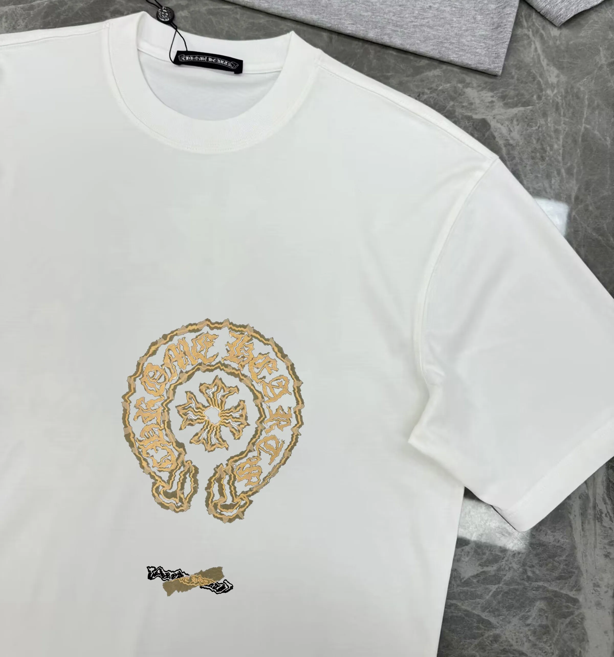 🅿️190 Croix Heart 🔥Pang Ge’s Gospel, the maximum xxl can wear 210 pounds 🐮Higher version 🆕 Top round neck casual short sleeves 👍Advanced customization and versatile style. Anyone can easily control it. The fabric is fully customized. The latest logo design of the luxury classic brand on the chest is very classy. 👍A must buy for those who know the goods! The tailoring is slim-fitting, very refined, shows off aura, and highlights the sophistication of business men. This is unique, it fits just right, and the upper body effect is great! Size: s-xxl
